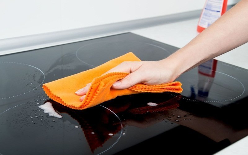 Lau chùi sạch sẽ tránh lỗi bếp hồng ngoại bật tắt liên tục