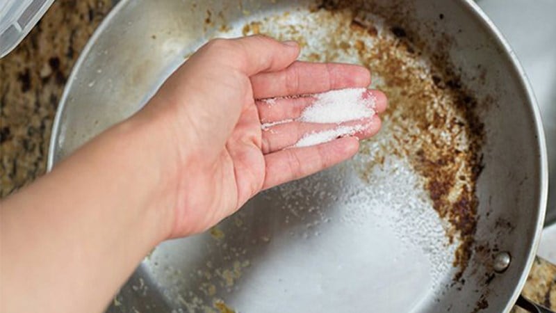 Sử dụng muối hạt để xử lý nồi inox bị cháy đen