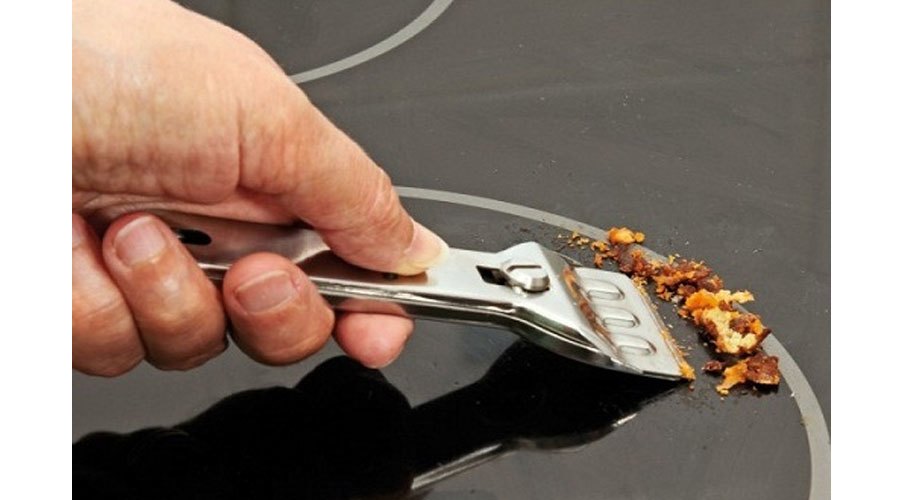Dùng dao chuyên dụng để tránh mặt bếp hồng ngoại bị xước