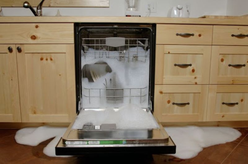 Dùng nước rửa chén cho máy rửa chén không đúng gây tràn bọt ra ngoài
