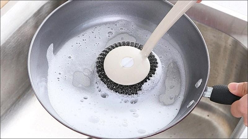 Dùng nước rửa chén là cách đơn giản để xử lý nồi inox bị cháy đen