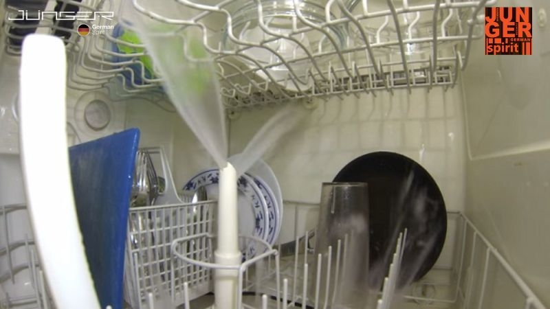 Máy rửa bát hoạt động trên nguyên lý sử dụng sức phun của nước ở áp lực cao để làm sạch bát đũa