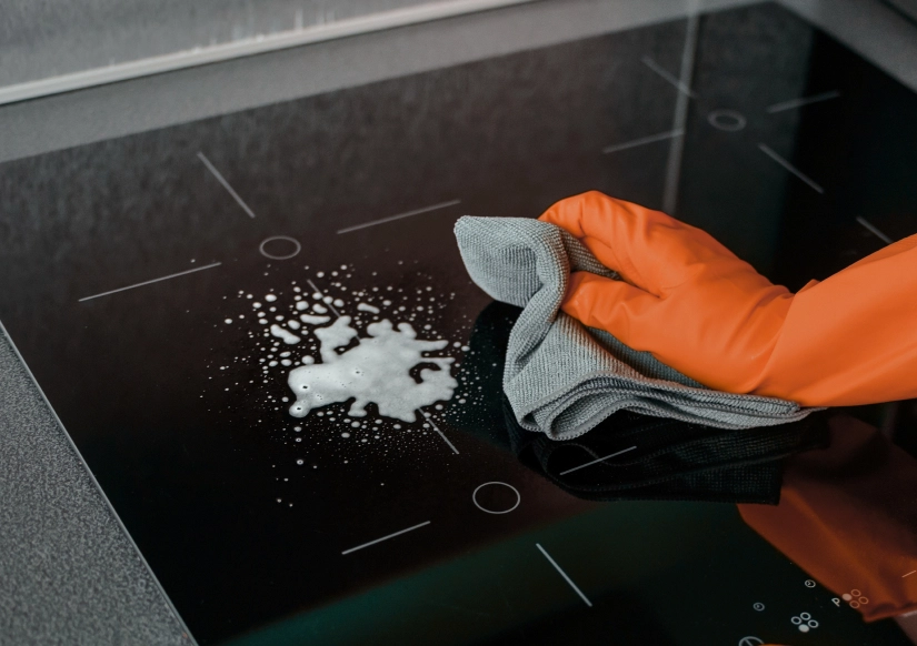 Cách vệ sinh bếp từ - Mặt kính sạch bong sau 4 bước